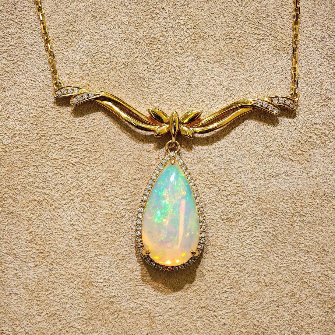 14k Gold 2.94 Ctw Natural Opal & Diamond Necklace: Ref:231030334 // gold content:14k gold // main gemstone:opal // shape:pear // carat weight:2. 75ct // color:color // treatment:natural // // adjacent gemstone 2 : diamond // shape:round // carat