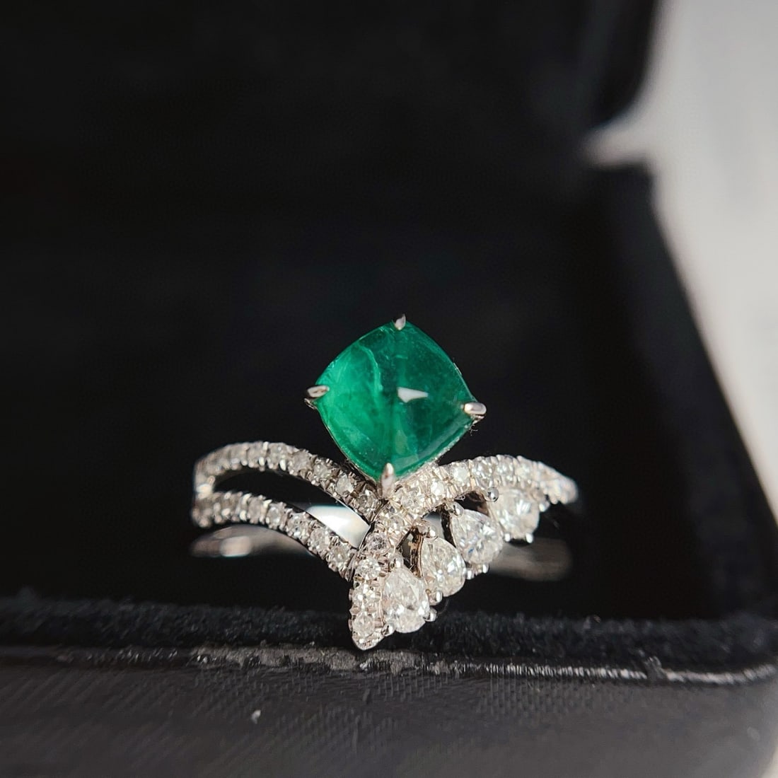 14k Gold 0.90 Ct Natural Emerald & Diamond Ring: Ref:231030354 // gold content:14k gold // ring size:7. 25us // // main gemstone:emerald // shape:suger-loaf // carat weight:0. 90ct // color:green // treatment:natural // // adjacent gemstone 2 :