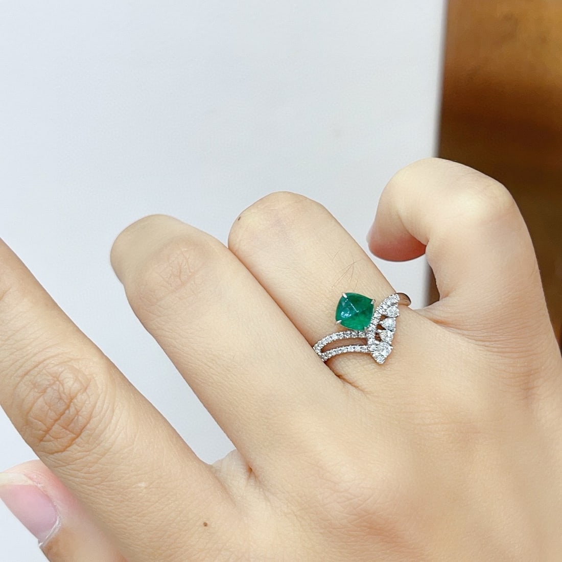 14k Gold 0.90 Ct Natural Emerald & Diamond Ring - 6
