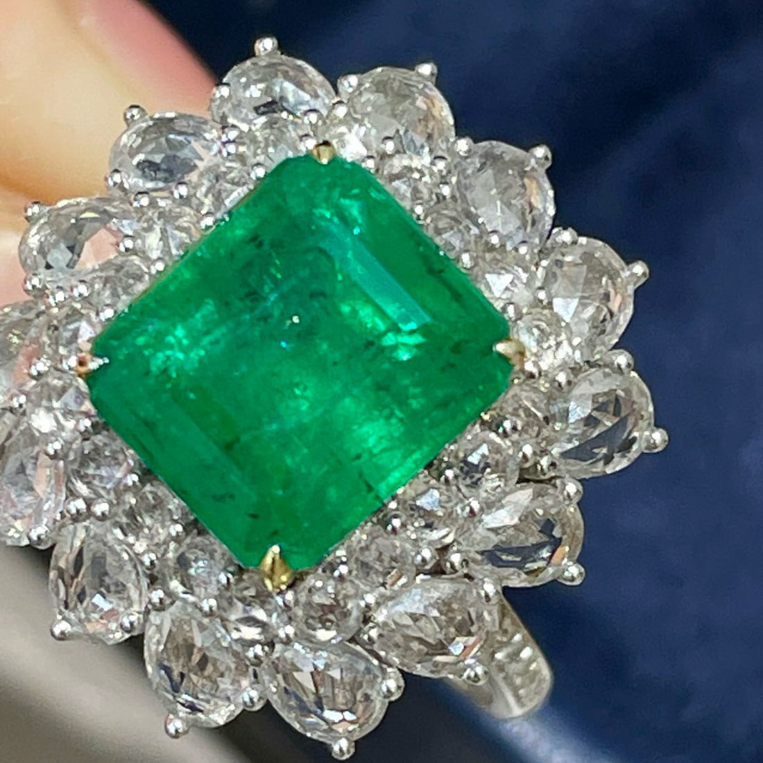 14k Gold 3 Ct Vivid Green Natural Emerald & Diamond & Sapphire Ring - 2