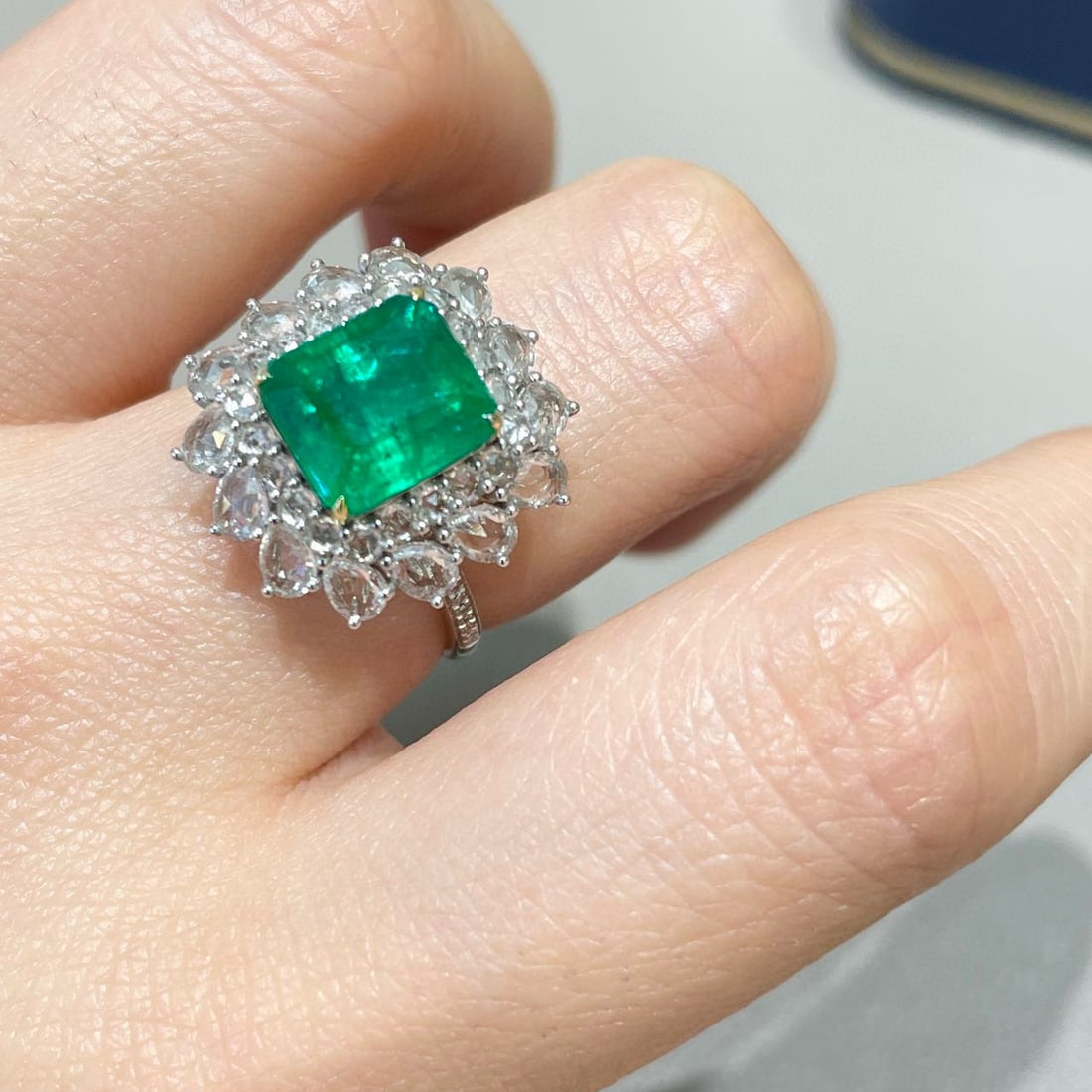 14k Gold 3 Ct Vivid Green Natural Emerald & Diamond & Sapphire Ring - 5