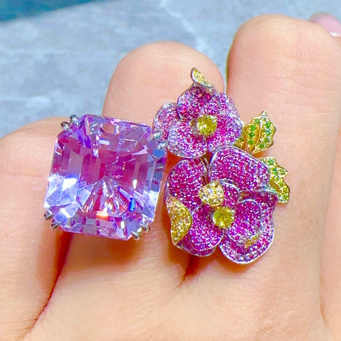 14k Gold 15.05 Ct Natural Kunzite & Sapphire & Tsavorite Ring: Ref:231030356 // gold content:14k gold // ring size:7. 25us // // main gemstone:kunzite // shape:octagonal // carat weight:15. 05ct // color:purple // treatment:natural // // adjacent gemstone 2 :