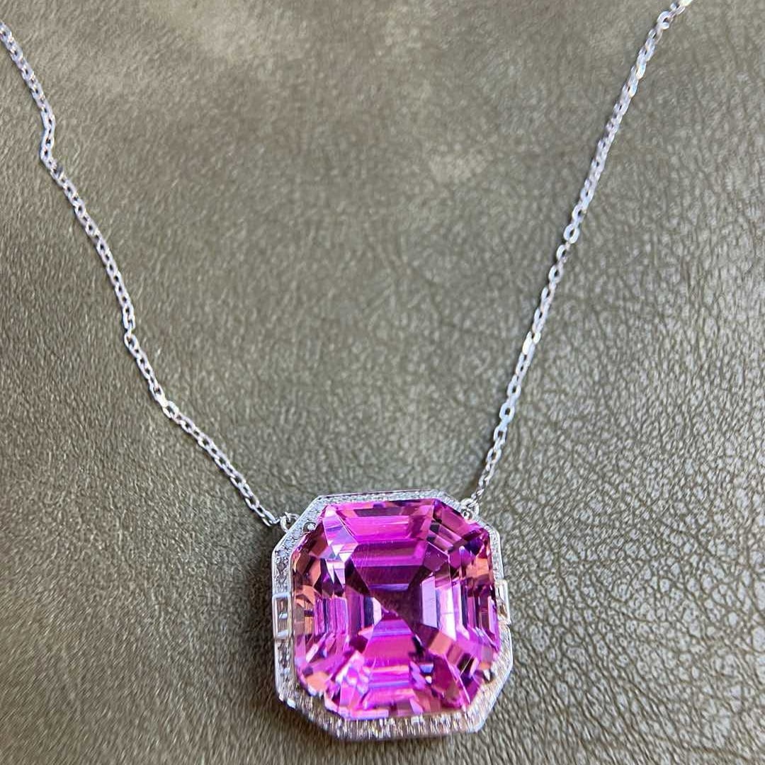 14k Gold 35.31 Ctw Natural Kunzite & Diamond Necklace: Ref:231030359 // gold content:14k gold // main gemstone:kunzite // shape:octagonal // carat weight:35. 03ct // color:purple // treatment:natural // // adjacent gemstone 2 : diamond // shape:round //