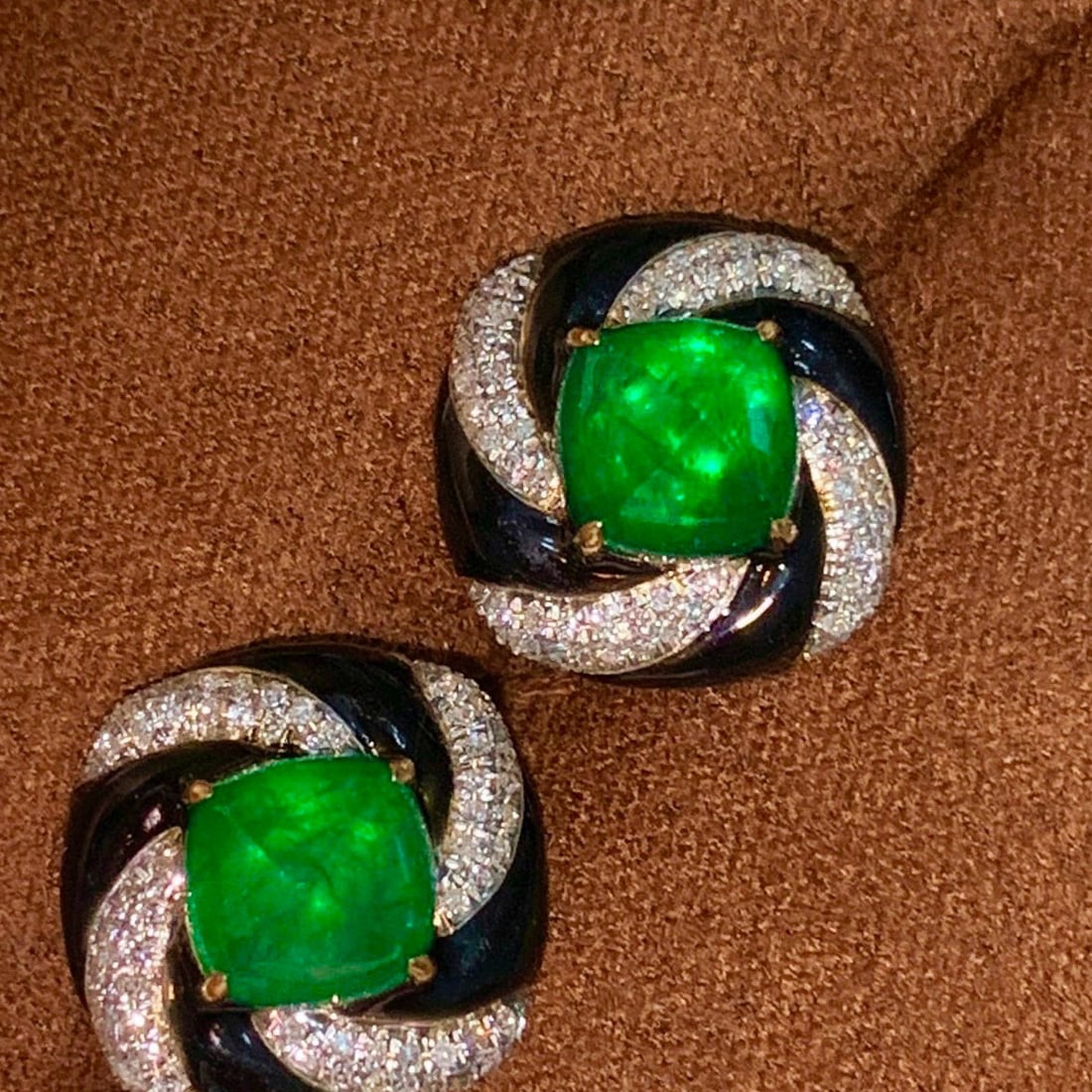 14k Gold 3.2 Ct Vivid Green Natural Emerald & Diamond Earrings: Ref:231030365 // gold content:14k gold // main gemstone:emerald // shape:suger-loaf // carat weight:3. 2ct // color:vivid green // treatment:natural // // adjacent gemstone 2 : diamond // shape:round
