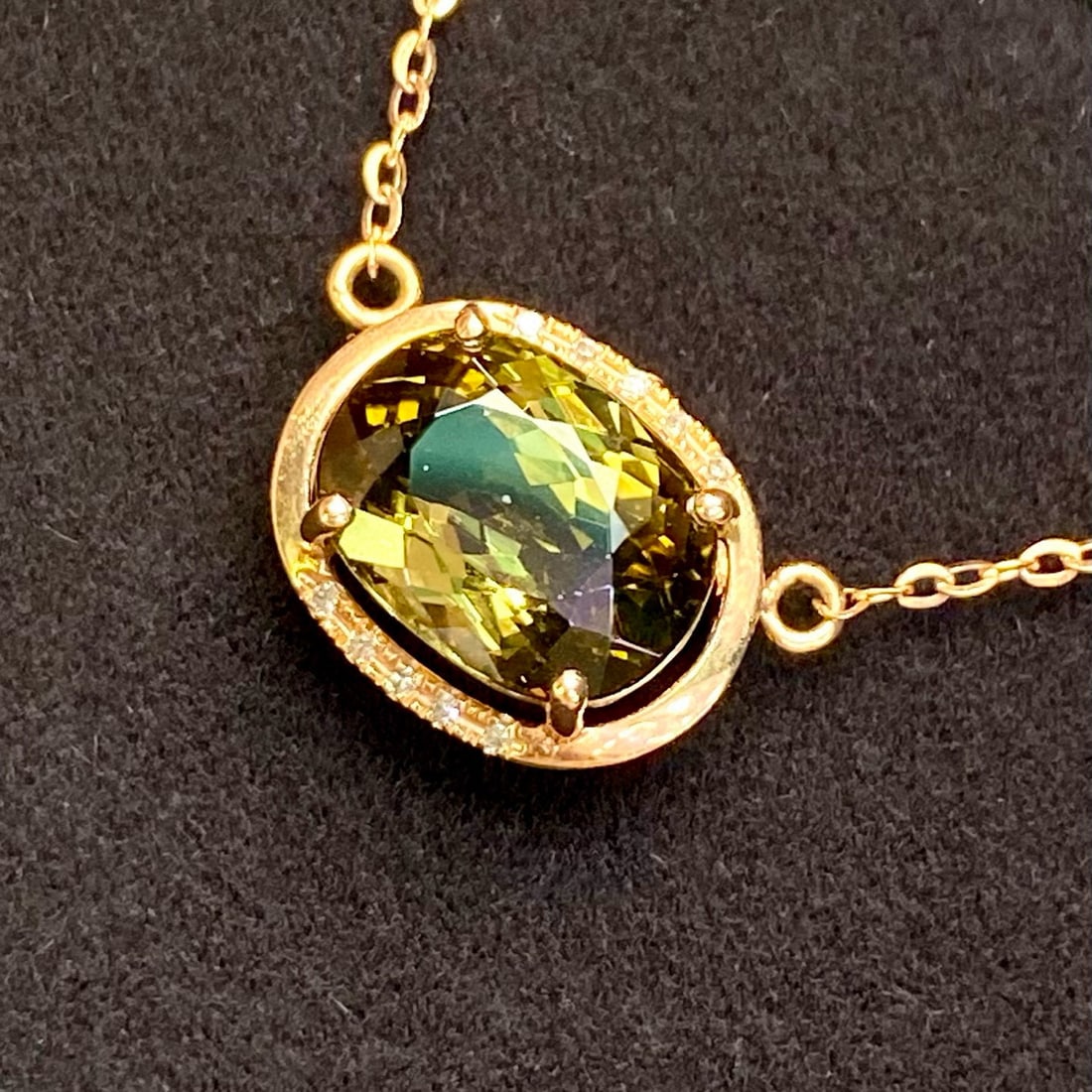 14k Gold 3.05 Ct Natural Tourmaline & Diamond Necklace: Ref:231030391 // gold content:14k gold // main gemstone:tourmaline // shape:oval // carat weight:3. 05ct // color:green // treatment:natural // // adjacent gemstone 2 : diamond // number of stones:10