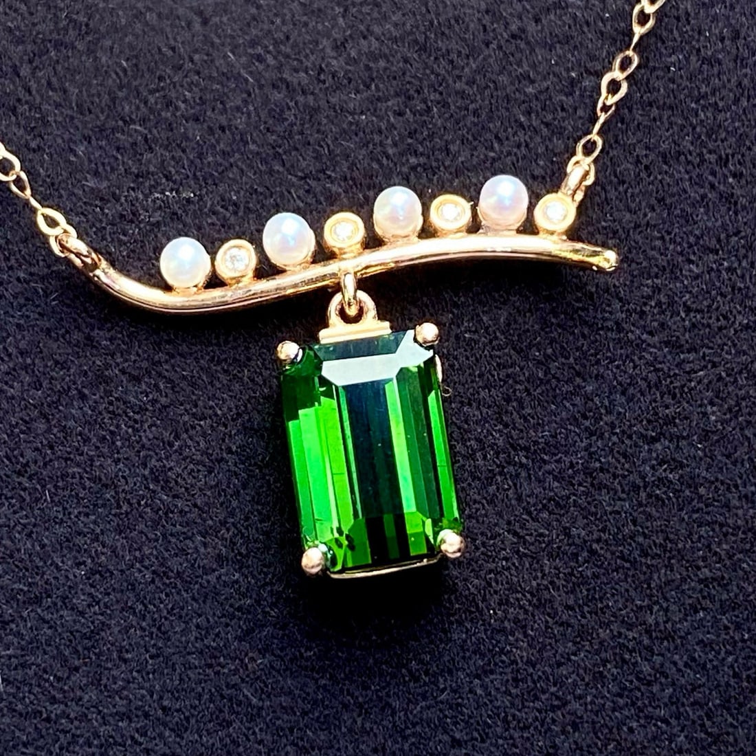 14k Gold 1.79 Ct Natural Tourmaline & Diamond & Pearl Necklace: Ref:231030394 // gold content:14k gold // main gemstone:tourmaline // shape:octagonal // carat weight:1. 79ct // color:green // treatment:natural // // adjacent gemstone 2 : diamond // number of