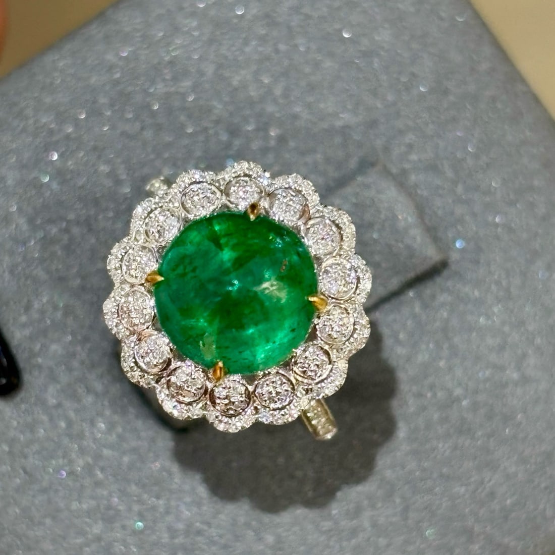 14k Gold 4 Ct Vivid Green Natural Emerald & Diamond Ring - 3