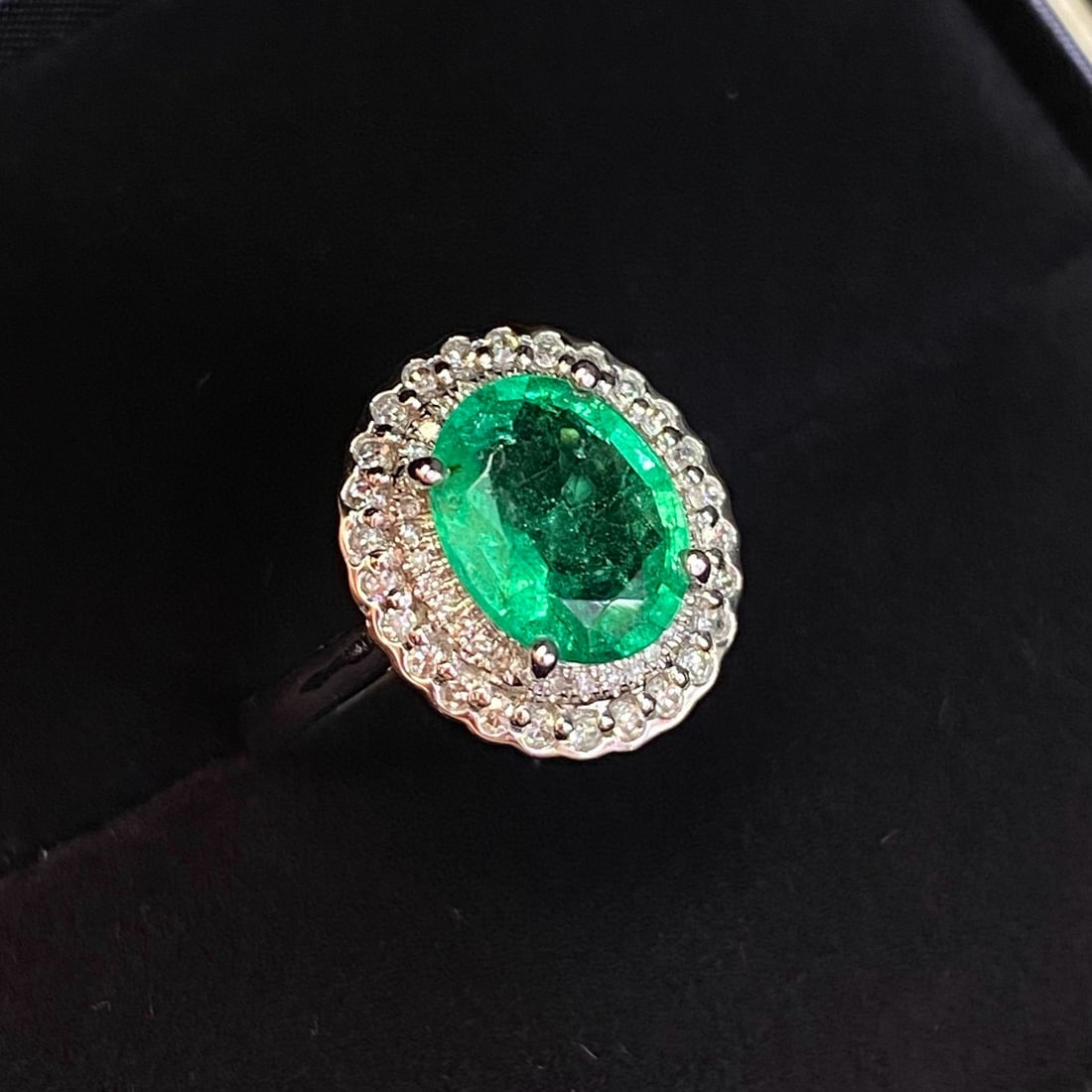 14k Gold 1.75 Ct Vivid Green Natural Emerald & Diamond Ring: Ref:231030417 // gold content:14k gold // ring size:7. 25us // // main gemstone:emerald // shape:oval // carat weight:1. 75ct // color:vivid green // treatment:natural // // adjacent gemstone 2 : diam