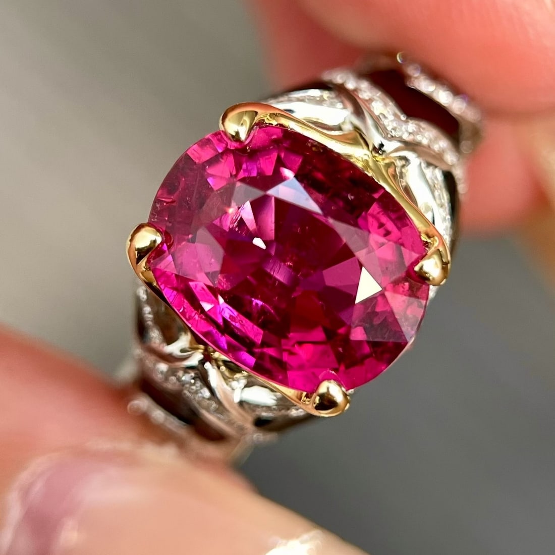 14k Gold 5.8 Ctw Natural Tourmaline & Diamond Ring: Ref:231030425 // gold content:14k gold // ring size:7. 25us // // main gemstone:tourmaline // shape:oval // carat weight:5. 3ct // color:red // treatment:natural // // adjacent gemstone 2 : diamond