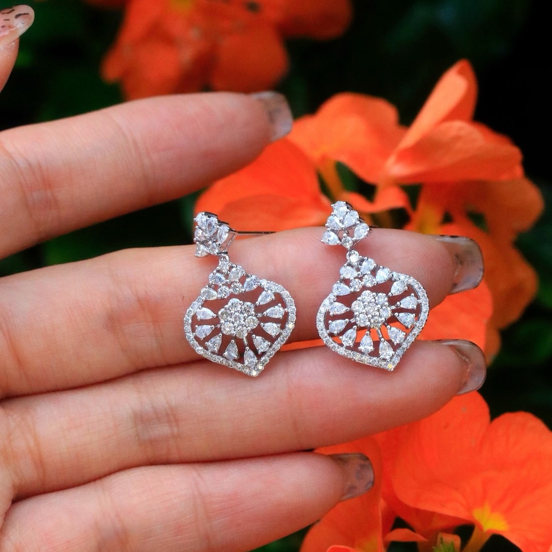 14k Gold 2 Ct Natural H Diamond Earrings: Ref:231030427 // gold content:14k gold // main gemstone:diamond // shape:multiply // carat weight:2ct // clarity grade:vs-si // color:h // treatment:natural // Condition: New Low Estimate: 6400 High