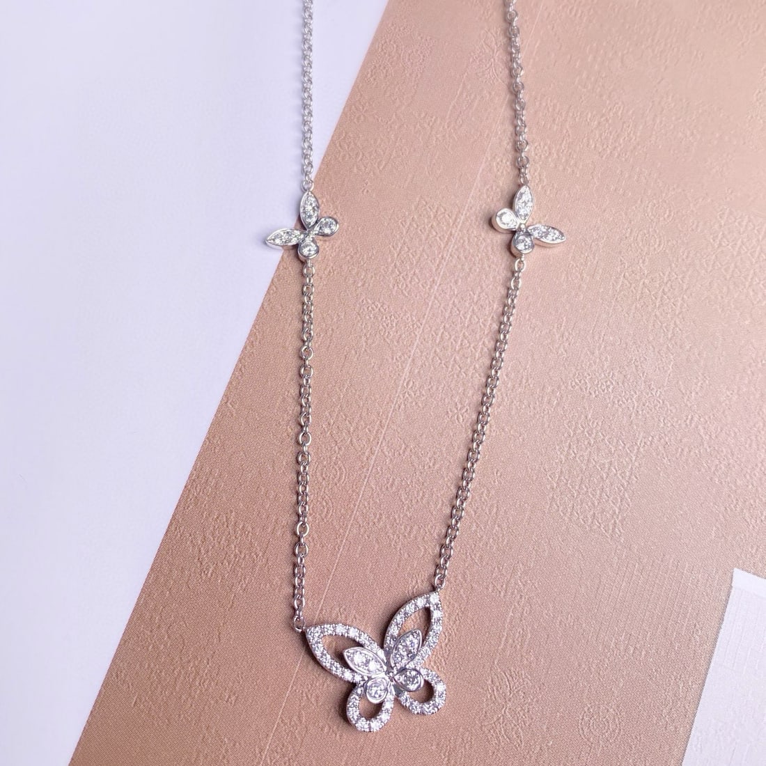 14k Gold 0.83 Ct Natural H Diamond & Butterfly Necklace: Ref:231030435 // gold content:14k gold // main gemstone:diamond // shape:round // carat weight:0. 83ct // clarity grade:vs-si // color:h // treatment:natural // cut grade:g // Low Estimate: 5500
