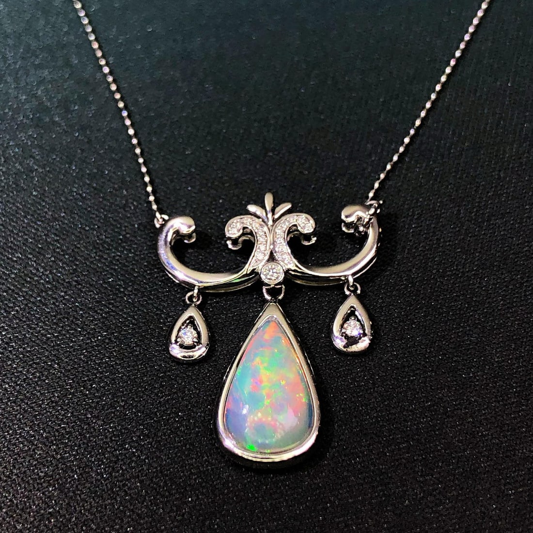 14k Gold 1.46 Ctw Natural Opal & Diamond Necklace: Ref:231030442 // gold content:14k gold // main gemstone:opal // shape:pear // carat weight:1. 35ct // color:color // treatment:natural // // adjacent gemstone 2 : diamond // shape:round // carat