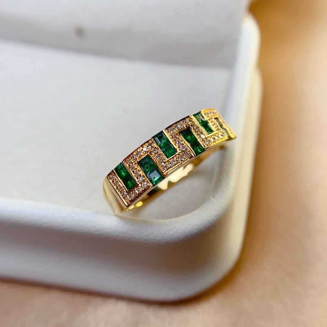 14k Gold 0.80 Ct Vivid Green Natural Emerald & Diamond Ring: Ref:231030449 // gold content:14k gold // ring size:7. 25us // // main gemstone:emerald // shape:square // carat weight:0. 80ct // color:vivid green // treatment:natural // // adjacent gemstone 2 : di