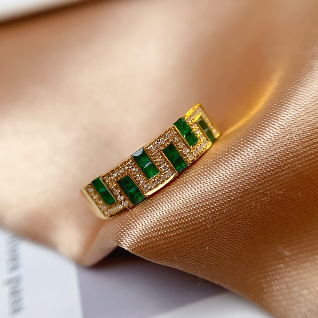 14k Gold 0.80 Ct Vivid Green Natural Emerald & Diamond Ring - 4