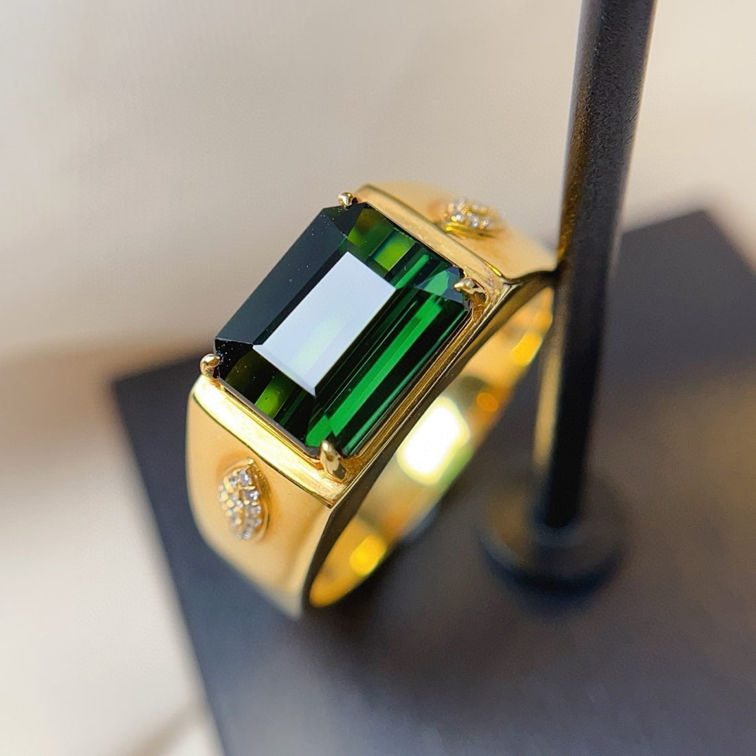 14k Gold 4.65 Ct Natural Tourmaline & Diamond Men¡¯s Ring: Ref:231031004 // gold content:14k gold // ring size:8us // // main gemstone:tourmaline // shape:octagonal // carat weight:4. 65ct // color:green // treatment:natural // // adjacent gemstone 2 :