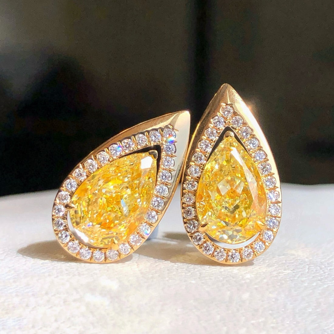 14k Gold 4.30 Ctw Natural Yellow Diamond & Diamond Earrings: Ref:231031008 // gold content:14k gold // main gemstone:yellow diamond // shape:pear // carat weight:4ct // color:yellow // treatment:natural // // adjacent gemstone 2 : diamond // shape:round // cara