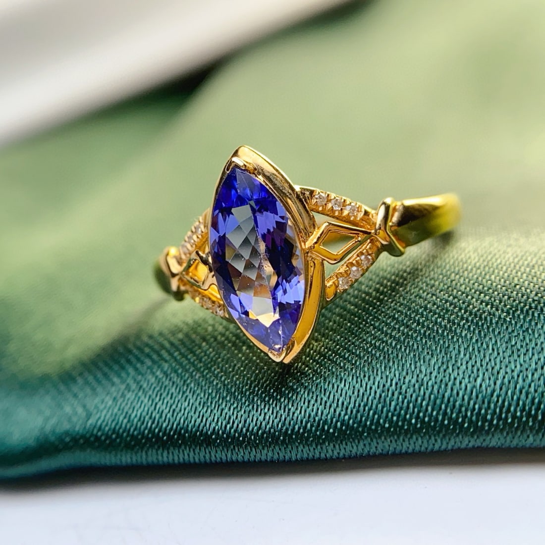 14k Gold 1.15 Ct Natural Tanzanite & Diamond Ring: Ref:231031025 // gold content:14k gold // ring size:7. 25us // // main gemstone:tanzanite // shape:marquise // carat weight:1. 15ct // color:blue // treatment:natural // // adjacent gemstone 2 :