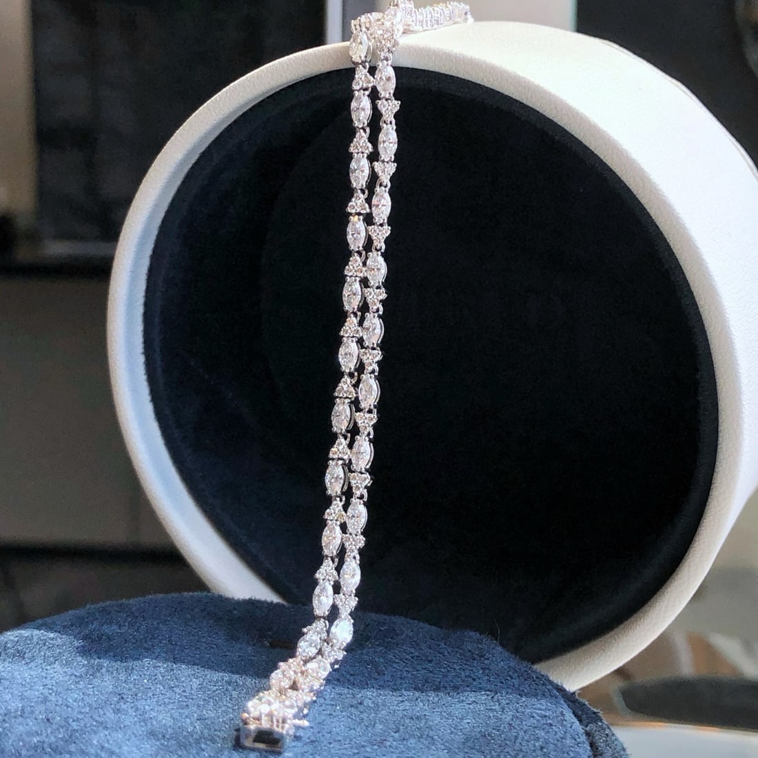 14k Gold 4.79 Ctw Natural H Diamond Bracelet: Ref:231031026 // gold content:14k gold // main gemstone:diamond // shape:marquise // carat weight:3. 78ct // clarity grade:vs-si // color:h // treatment:natural // // adjacent gemstone 2 : diamond //