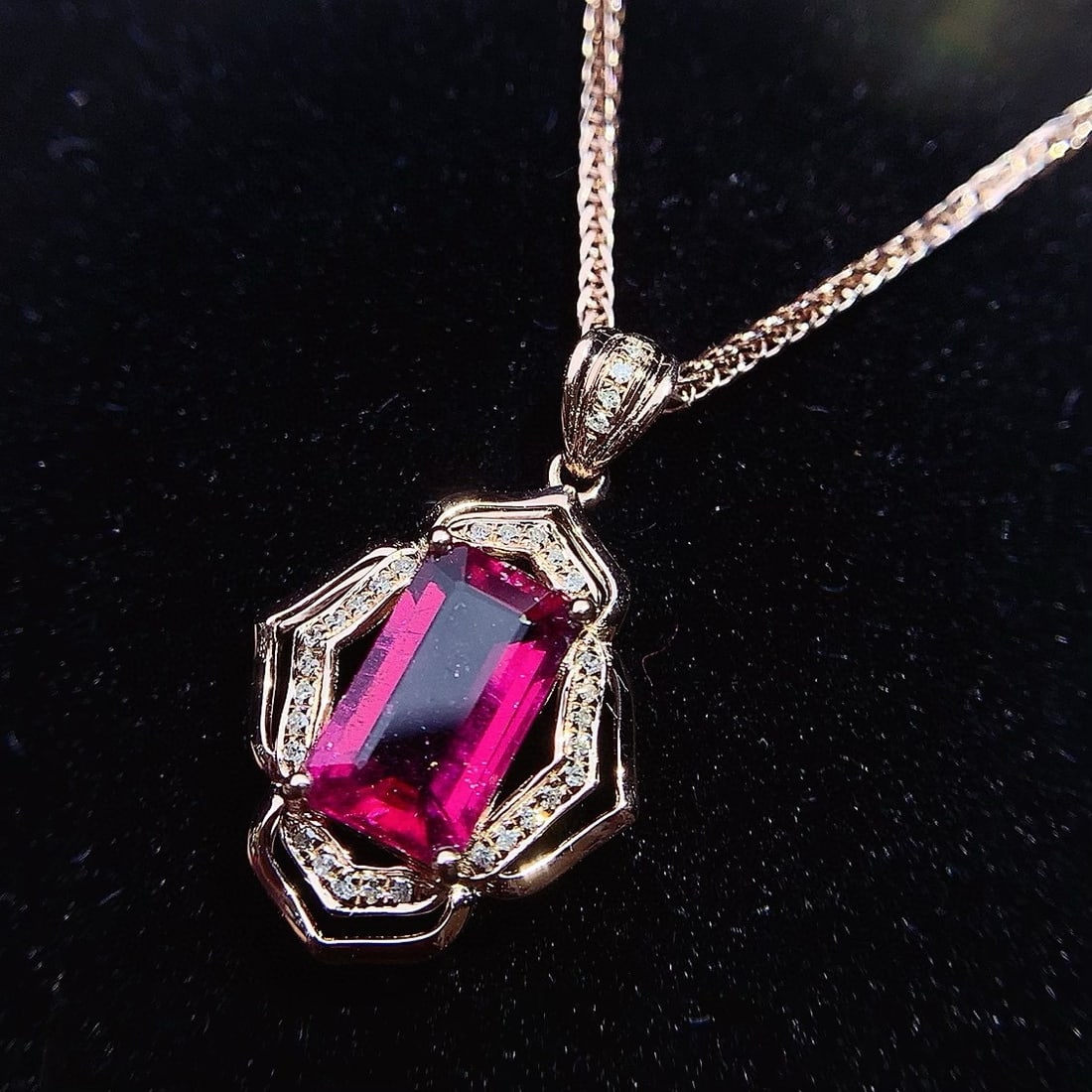 14k Gold 1.25 Ct Natural Tourmaline & Diamond Pendant( Without Chain ): Ref:231031046 // gold content:14k gold // main gemstone:tourmaline // shape:octagonal // carat weight:1. 25ct // color:red // treatment:natural // // adjacent gemstone 2 : diamond // number of