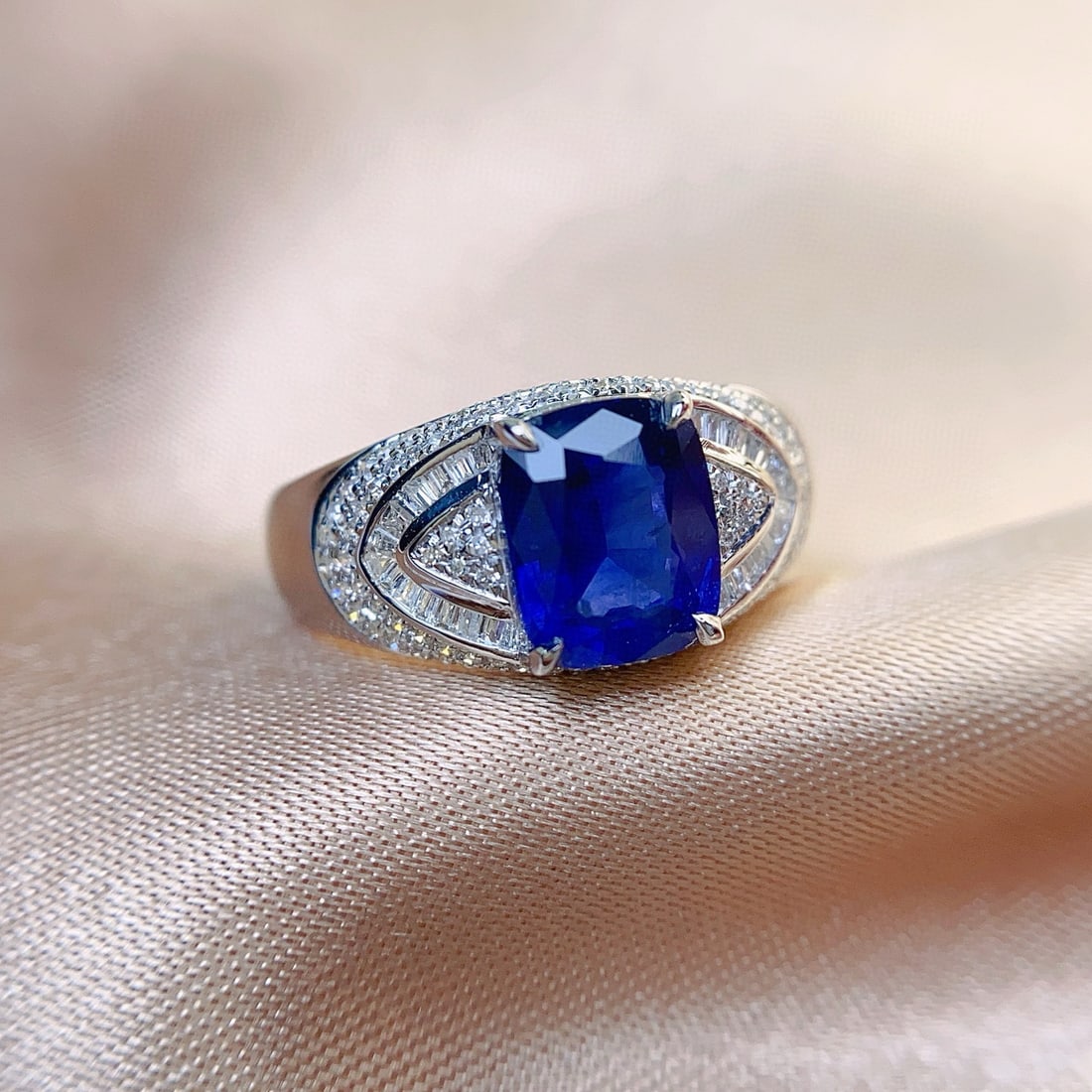 14k Gold 2.35 Ct Natural Sapphire & Diamond Ring: Ref:231031047 // gold content:14k gold // ring size:7. 25us // // main gemstone:sapphire // shape:cushion // carat weight:2. 35ct // color:blue // treatment:natural // // adjacent gemstone 2 :