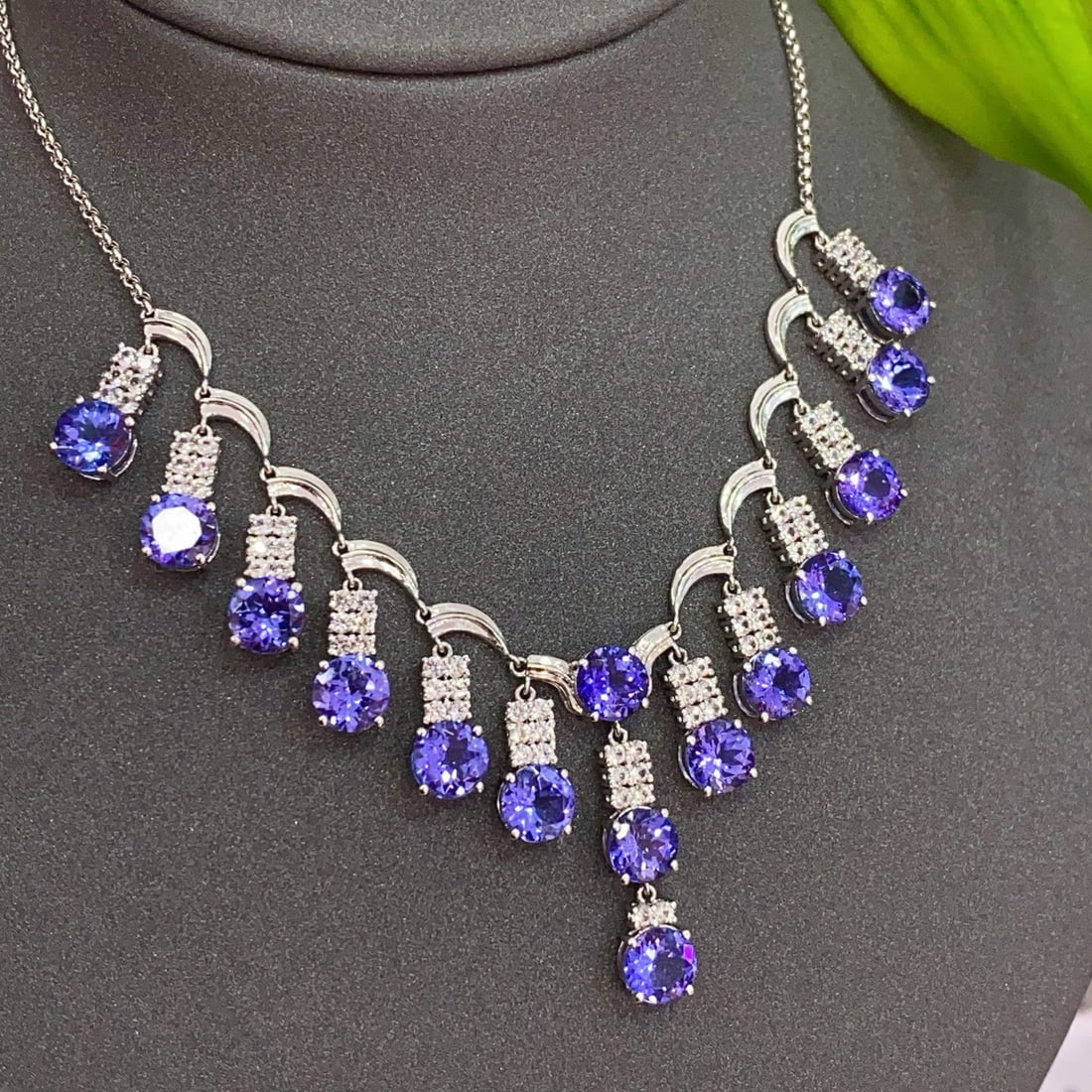 14k Gold 12.80 Ct Natural Tanzanite & Sapphire Necklace: Ref:231031049 // gold content:14k gold // main gemstone:tanzanite // shape:round // carat weight:12. 80ct // color:purple // treatment:natural // cut grade:g // // adjacent gemstone 2 : sapphire //