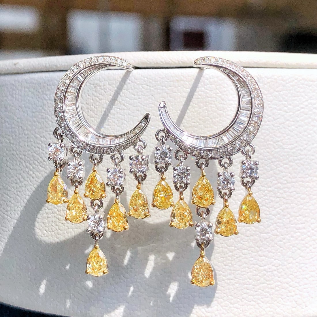 14k Gold 2.70 Ctw Natural Yellow Diamond & Diamond Earrings: Ref:231031053 // gold content:14k gold // main gemstone:yellow diamond // shape:pear // carat weight:1. 69ct // color:yellow // treatment:natural // // adjacent gemstone 2 : diamond // shape:multiply 