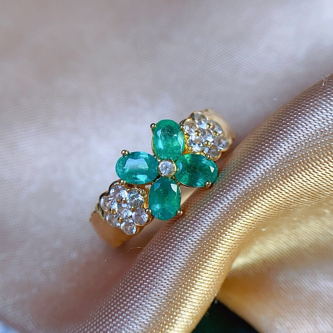 14k Gold 1.20 Ct Natural Emerald & Sapphire Ring: Ref:231031055 // gold content:14k gold // ring size:7. 25us // // main gemstone:emerald // shape:oval // carat weight:1. 20ct // color:green // treatment:natural // // adjacent gemstone 2 : sapphire