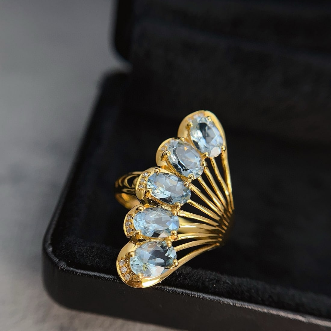 14k Gold 2.50 Ct Natural Aquamarine & Diamond Ring: Ref:231031057 // gold content:14k gold // ring size:7. 25us // // main gemstone:aquamarine // shape:oval // carat weight:2. 50ct // color:blue // treatment:natural // // adjacent gemstone 2 : diamond