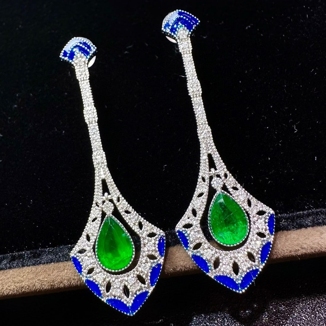 14k Gold 2.08 Ctw Vivid Green Natural Emerald & Diamond Earrings: Ref:231031064 // gold content:14k gold // main gemstone:emerald // shape:pear // carat weight:1. 69ct // color:vivid green // treatment:natural // // adjacent gemstone 2 : diamond // shape:round // ca