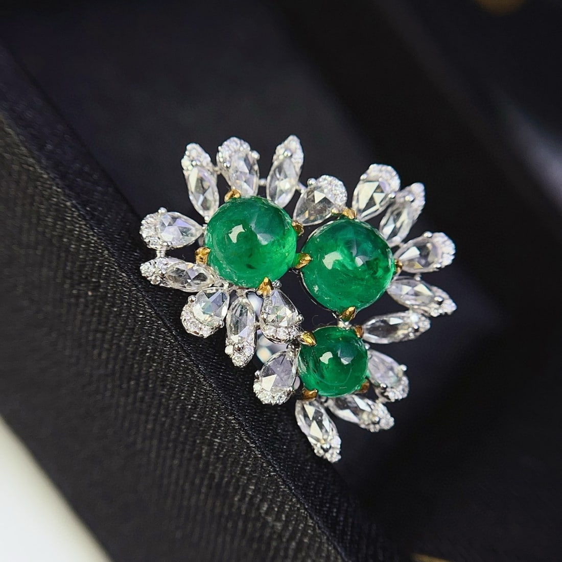 14k Gold 3.65 Ct Vivid Green Natural Emerald & Diamond Ring: Ref:231031068 // gold content:14k gold // ring size:7. 25us // // main gemstone:emerald // shape:round // carat weight:3. 65ct // color:vivid green // treatment:natural // cut grade:g // // adjacent g