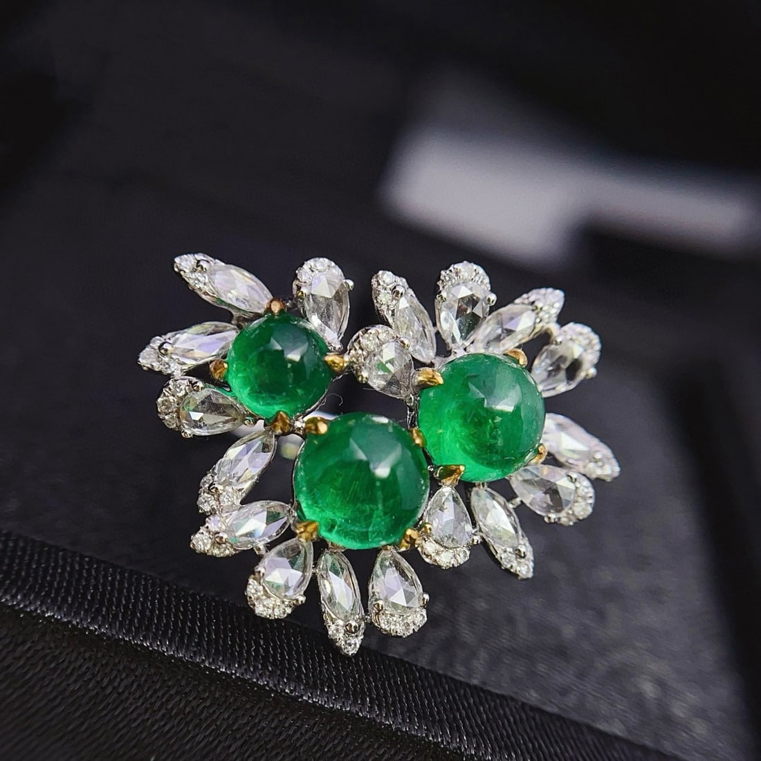 14k Gold 3.65 Ct Vivid Green Natural Emerald & Diamond Ring - 2