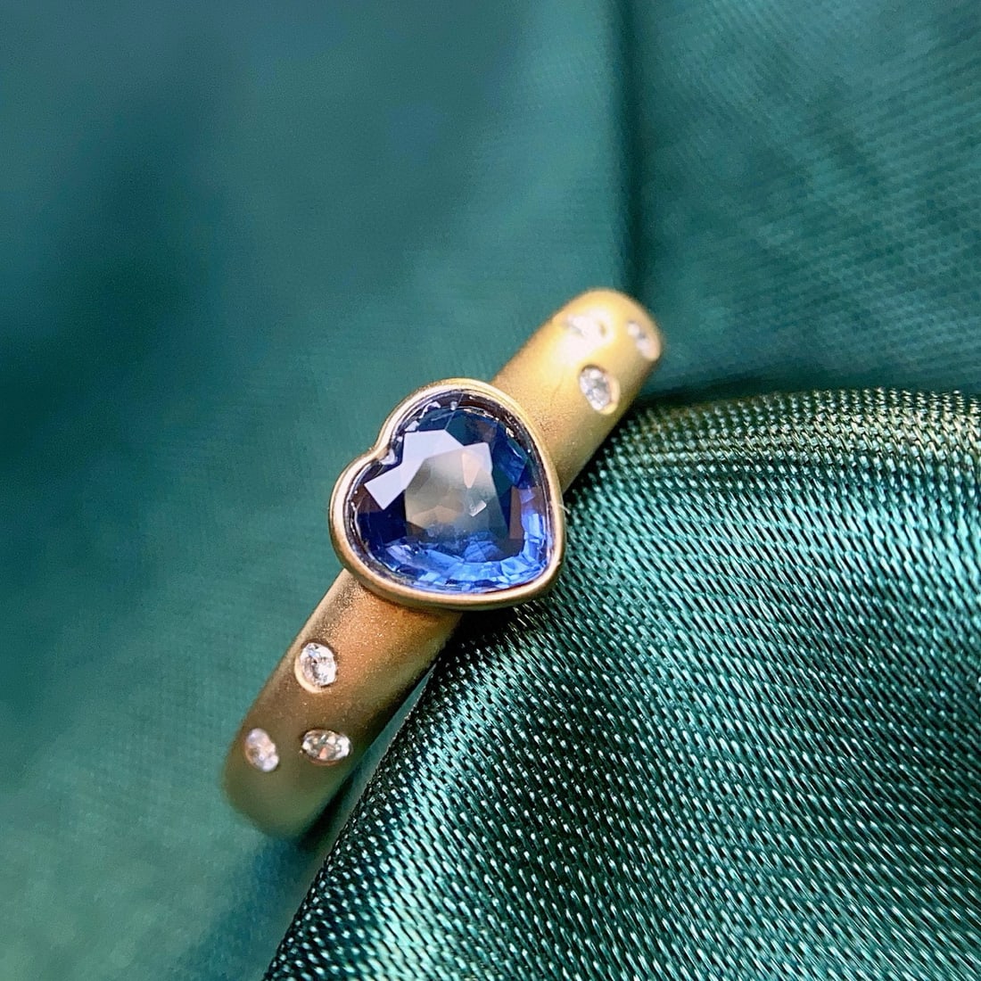 14k Gold 0.85 Ct Natural Sapphire & Diamond Ring: Ref:231031069 // gold content:14k gold // ring size:7. 25us // // main gemstone:sapphire // shape:heart // carat weight:0. 85ct // color:blue // treatment:natural // // adjacent gemstone 2 : diamond