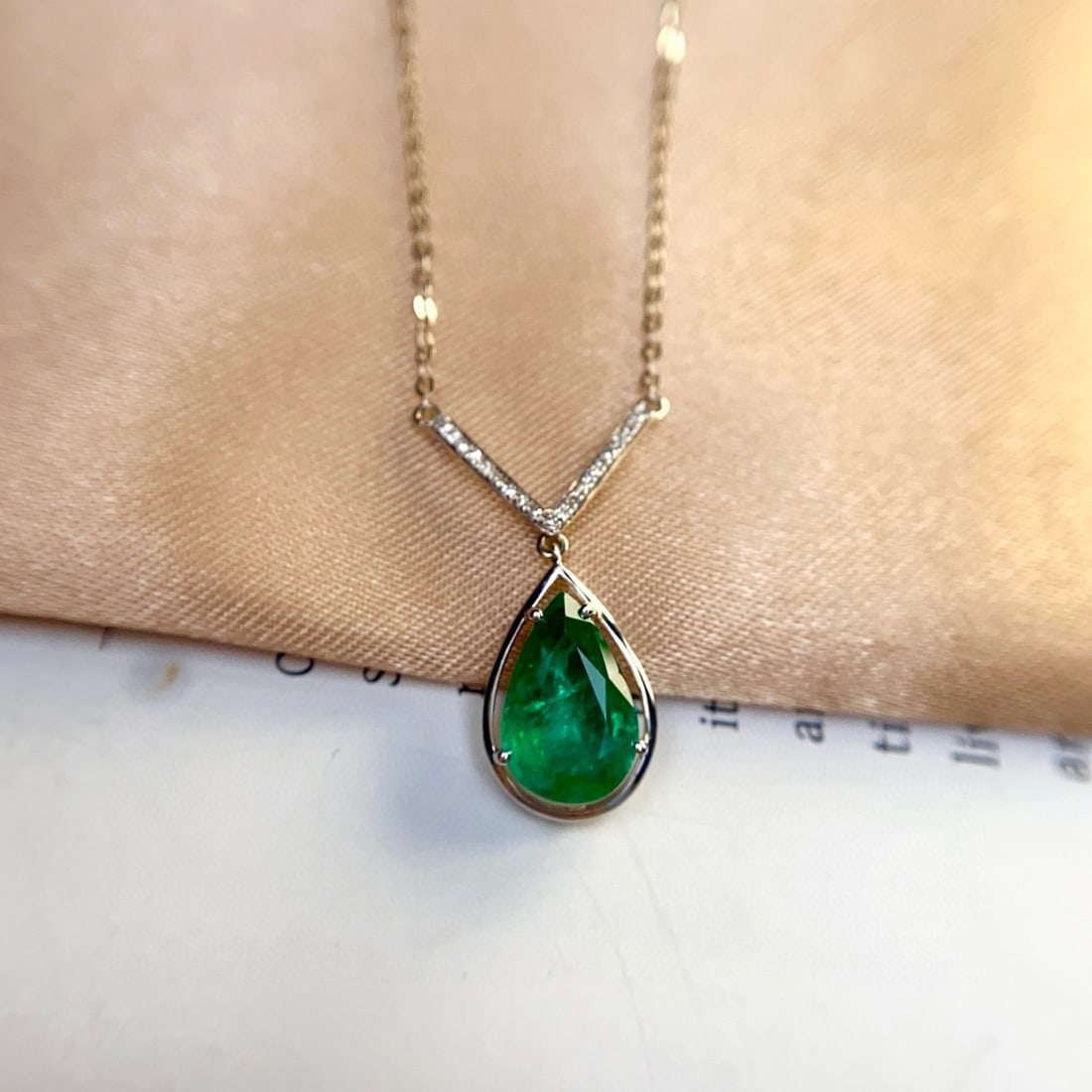 14k Gold 2.25 Ct Vivid Green Natural Emerald & Diamond Necklace: Ref:231031074 // gold content:14k gold // main gemstone:emerald // shape:pear // carat weight:2. 25ct // color:vivid green // treatment:natural // // adjacent gemstone 2 : diamond // number of