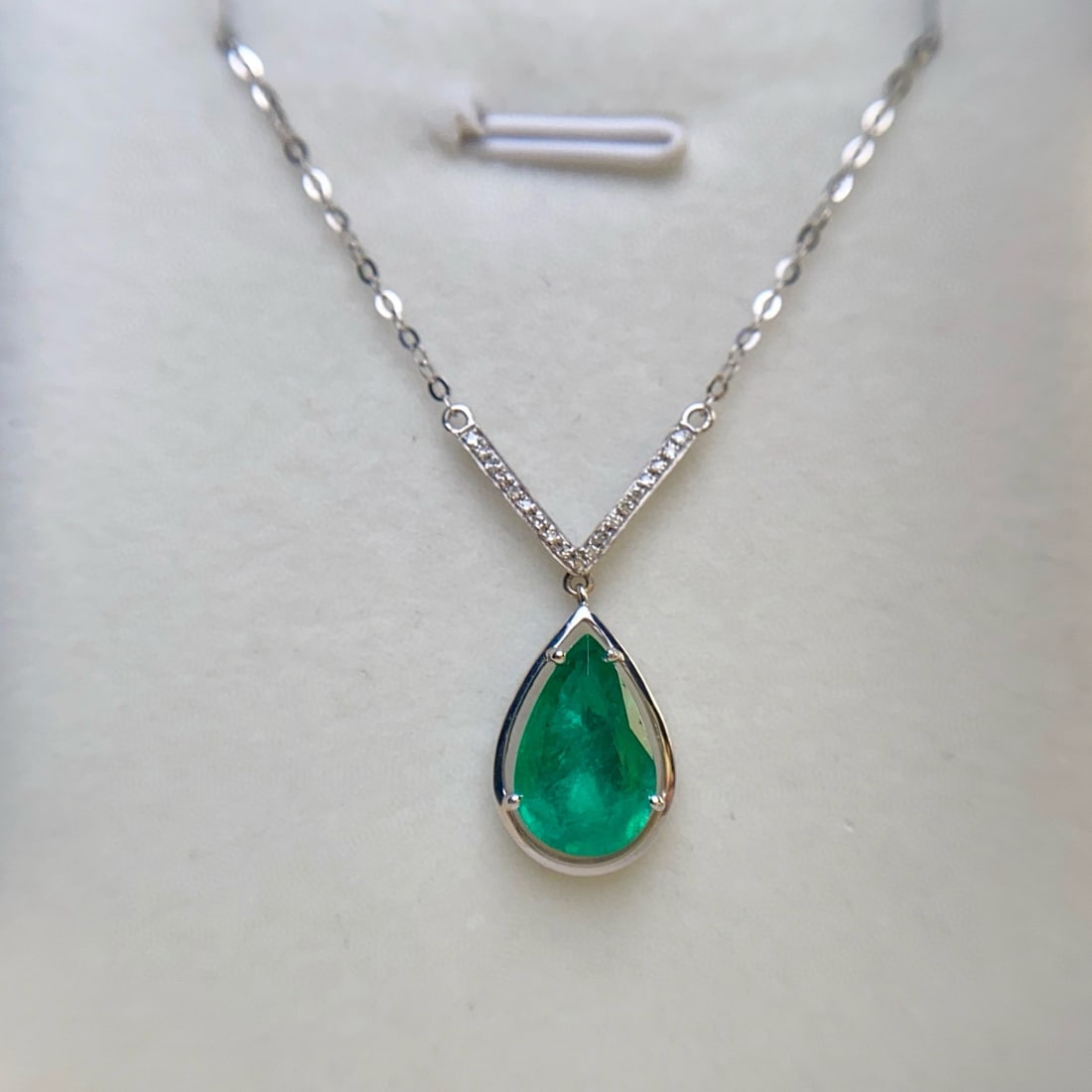 14k Gold 2.25 Ct Vivid Green Natural Emerald & Diamond Necklace - 2