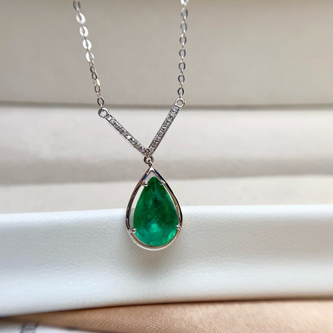 14k Gold 2.25 Ct Vivid Green Natural Emerald & Diamond Necklace - 3