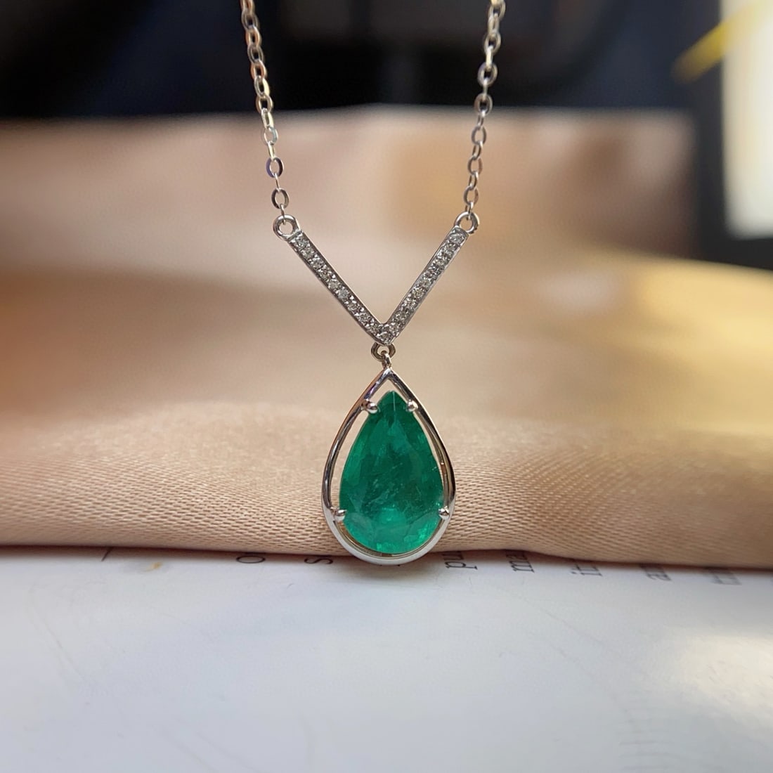14k Gold 2.25 Ct Vivid Green Natural Emerald & Diamond Necklace - 4