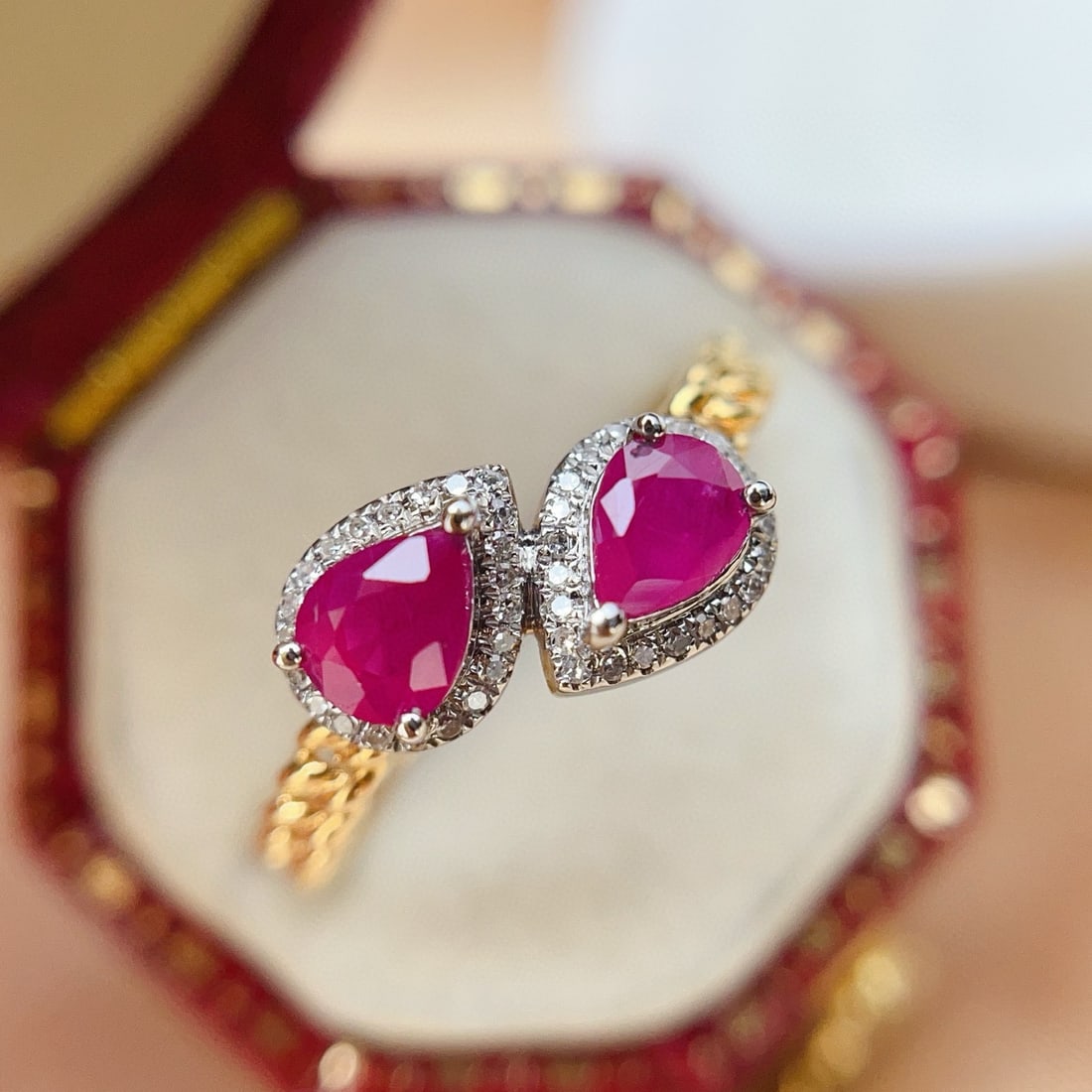 14k Gold 0.93 Ct Natural Ruby & Diamond Ring: Ref:231031076 // gold content:14k gold // ring size:7. 25us // // main gemstone:ruby // shape:pear // carat weight:0. 93ct // color:red // treatment:natural // // adjacent gemstone 2 : diamond //