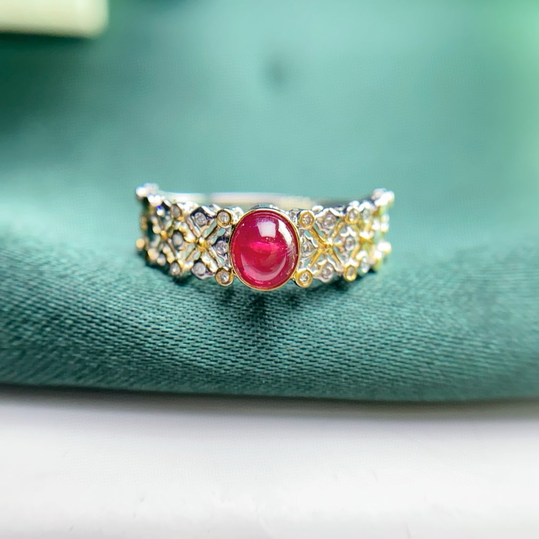 14k Gold 0.78 Ct Natural Ruby & Diamond Ring: Ref:231031077 // gold content:14k gold // ring size:7. 25us // // main gemstone:ruby // shape:oval // carat weight:0. 78ct // color:red // treatment:natural // // adjacent gemstone 2 : diamond //