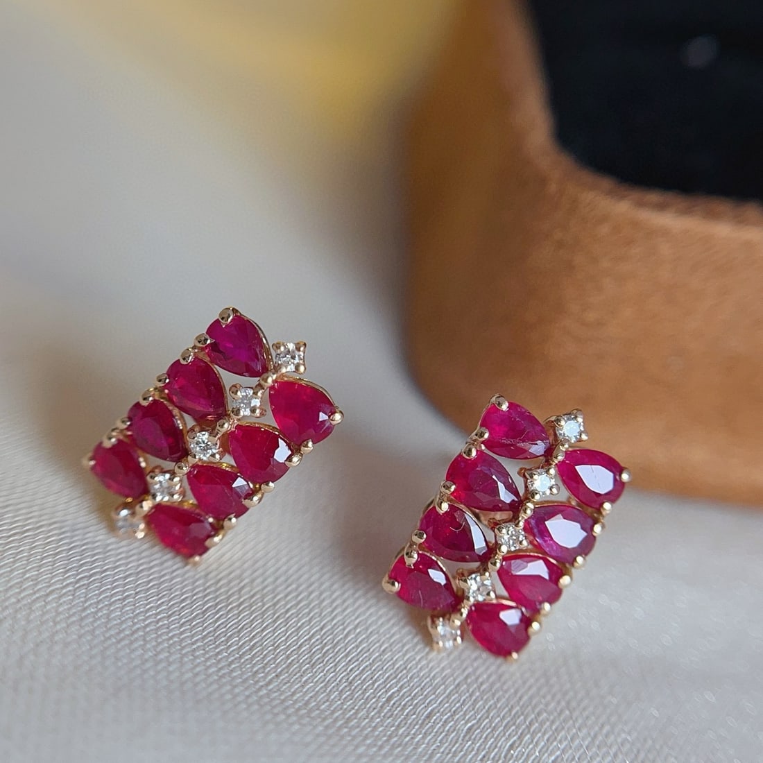 14k Gold 2.50 Ct Natural Ruby & Diamond Earrings: Ref:231031080 // gold content:14k gold // main gemstone:ruby // shape:pear // carat weight:2. 50ct // color:red // treatment:natural // // adjacent gemstone 2 : diamond // number of stones:10 //