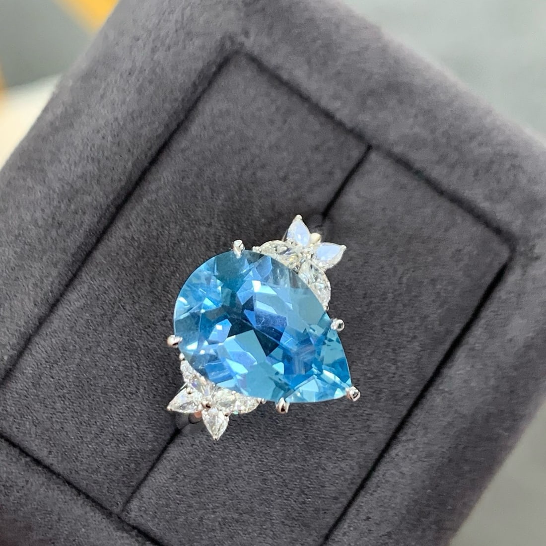 14k Gold 4.58 Ctw Natural Aquamarine & Diamond Ring: Ref:231031081 // gold content:14k gold // ring size:7. 25us // // main gemstone:aquamarine // shape:pear // carat weight:4. 11ct // color:santa maria color // treatment:natural // // adjacent