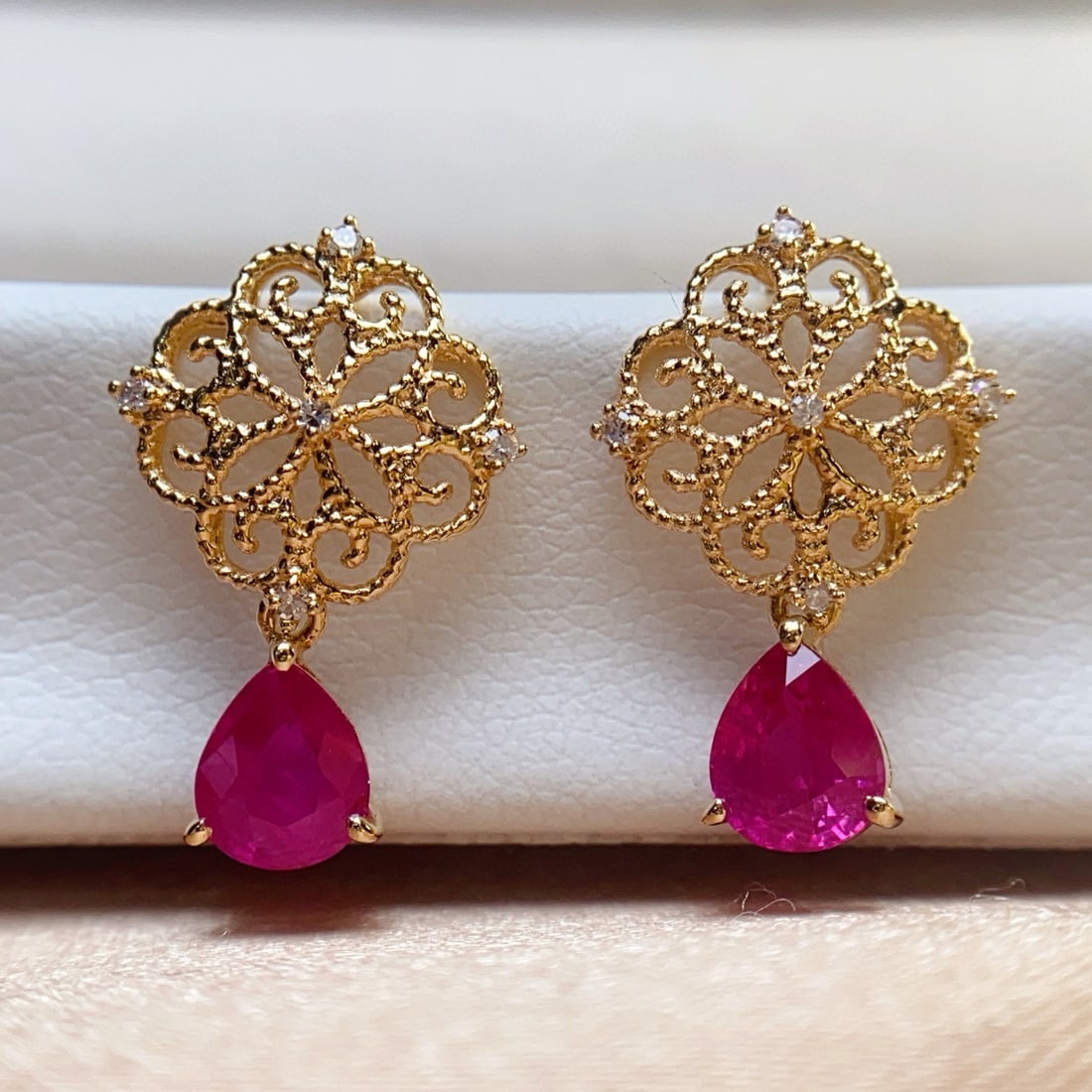 14k Gold 1.40 Ct Natural Ruby & Diamond Earrings: Ref:231031087 // gold content:14k gold // main gemstone:ruby // shape:pear // carat weight:1. 40ct // color:red // treatment:natural // // adjacent gemstone 2 : diamond // number of stones:10 //