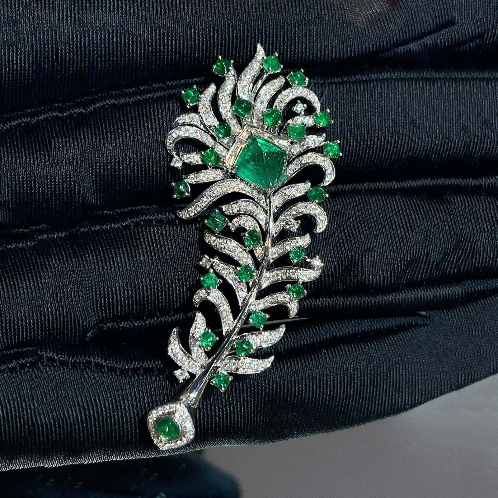 14k Gold 3.55 Ctw Vivid Green Natural Emerald & Diamond Brooch: Ref:231031102 // gold content:14k gold // main gemstone:emerald // shape:suger-loaf // carat weight:2. 5ct // color:vivid green // treatment:natural // // adjacent gemstone 2 : diamond //