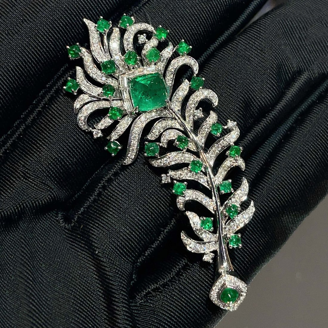 14k Gold 3.55 Ctw Vivid Green Natural Emerald & Diamond Brooch - 2