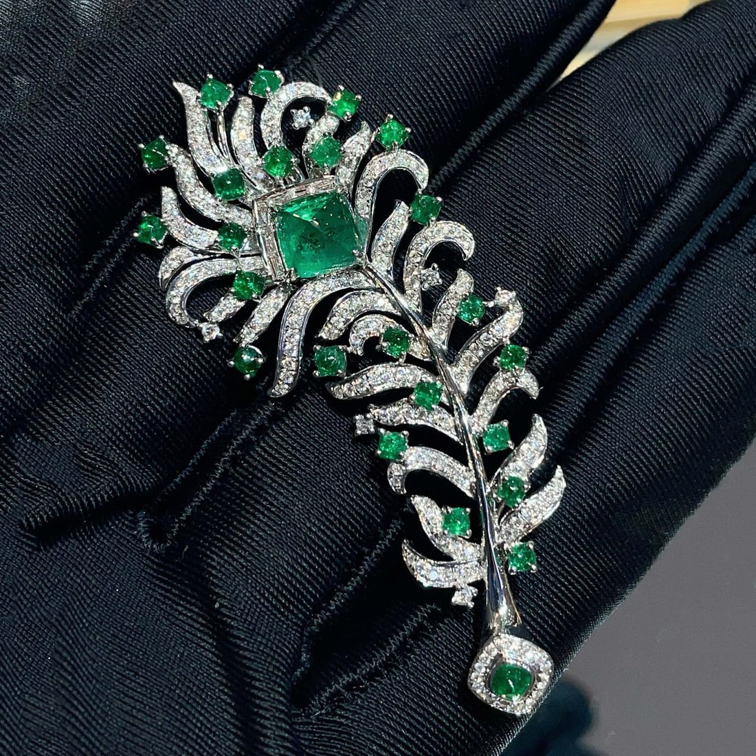 14k Gold 3.55 Ctw Vivid Green Natural Emerald & Diamond Brooch - 4