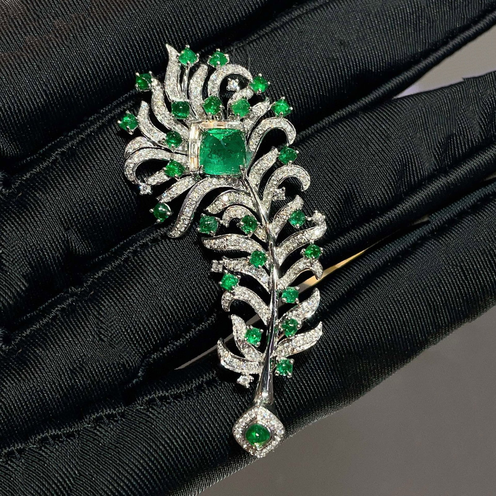 14k Gold 3.55 Ctw Vivid Green Natural Emerald & Diamond Brooch - 5