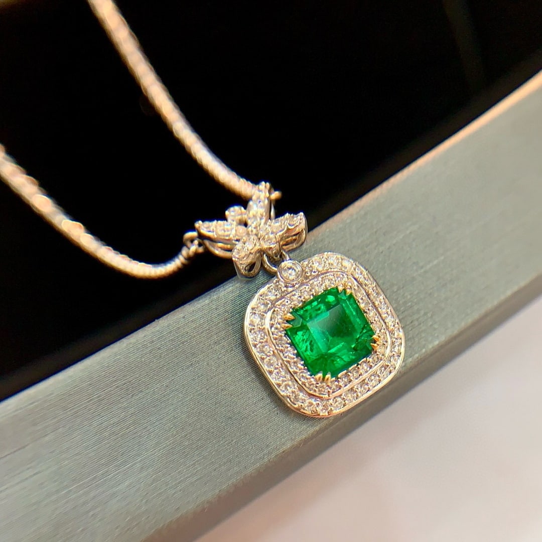 14k Gold 2.19 Ctw Vivid Green Natural Emerald & Diamond Necklace: Ref:231031105 // gold content:14k gold // main gemstone:emerald // shape:octagonal // carat weight:1. 70ct // color:vivid green // treatment:natural // // adjacent gemstone 2 : diamond // shape:round 