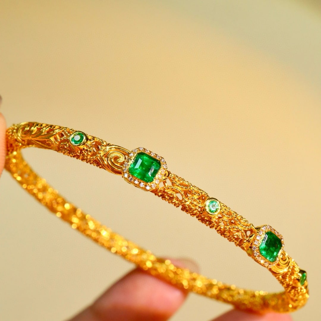 14k Gold 0.82 Ctw Vivid Green Natural Emerald & Diamond Bangle: Ref:231031106 // gold content:14k gold // main gemstone:emerald // shape:octagonal // carat weight:0. 65ct // color:vivid green // treatment:natural // // adjacent gemstone 2 : diamond // shape:round