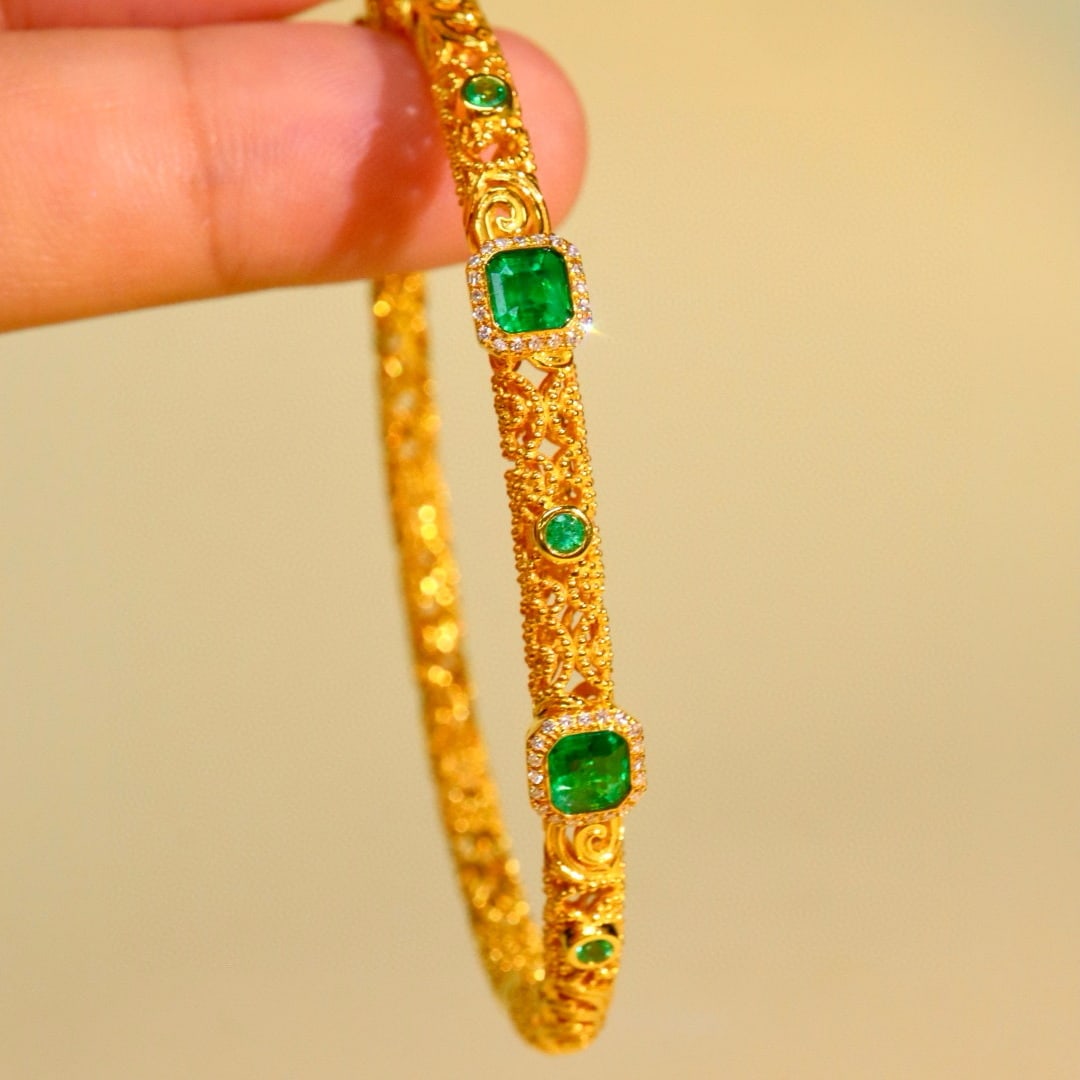 14k Gold 0.82 Ctw Vivid Green Natural Emerald & Diamond Bangle - 2