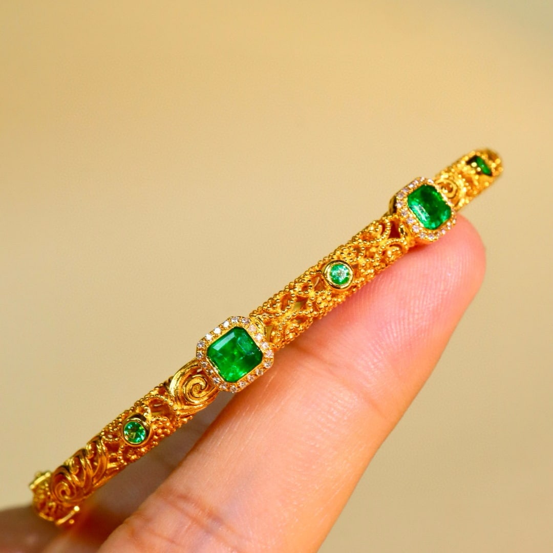14k Gold 0.82 Ctw Vivid Green Natural Emerald & Diamond Bangle - 3