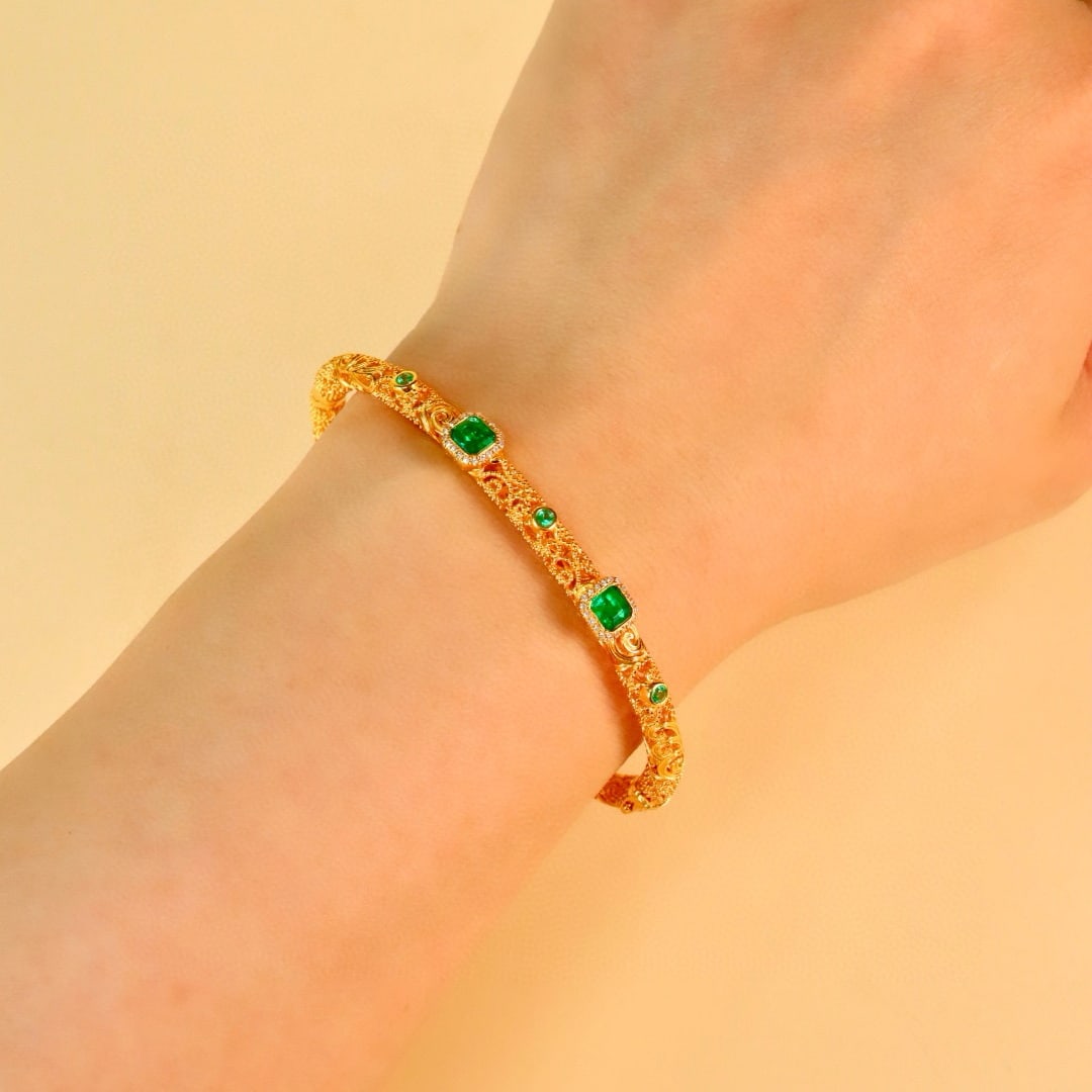 14k Gold 0.82 Ctw Vivid Green Natural Emerald & Diamond Bangle - 4